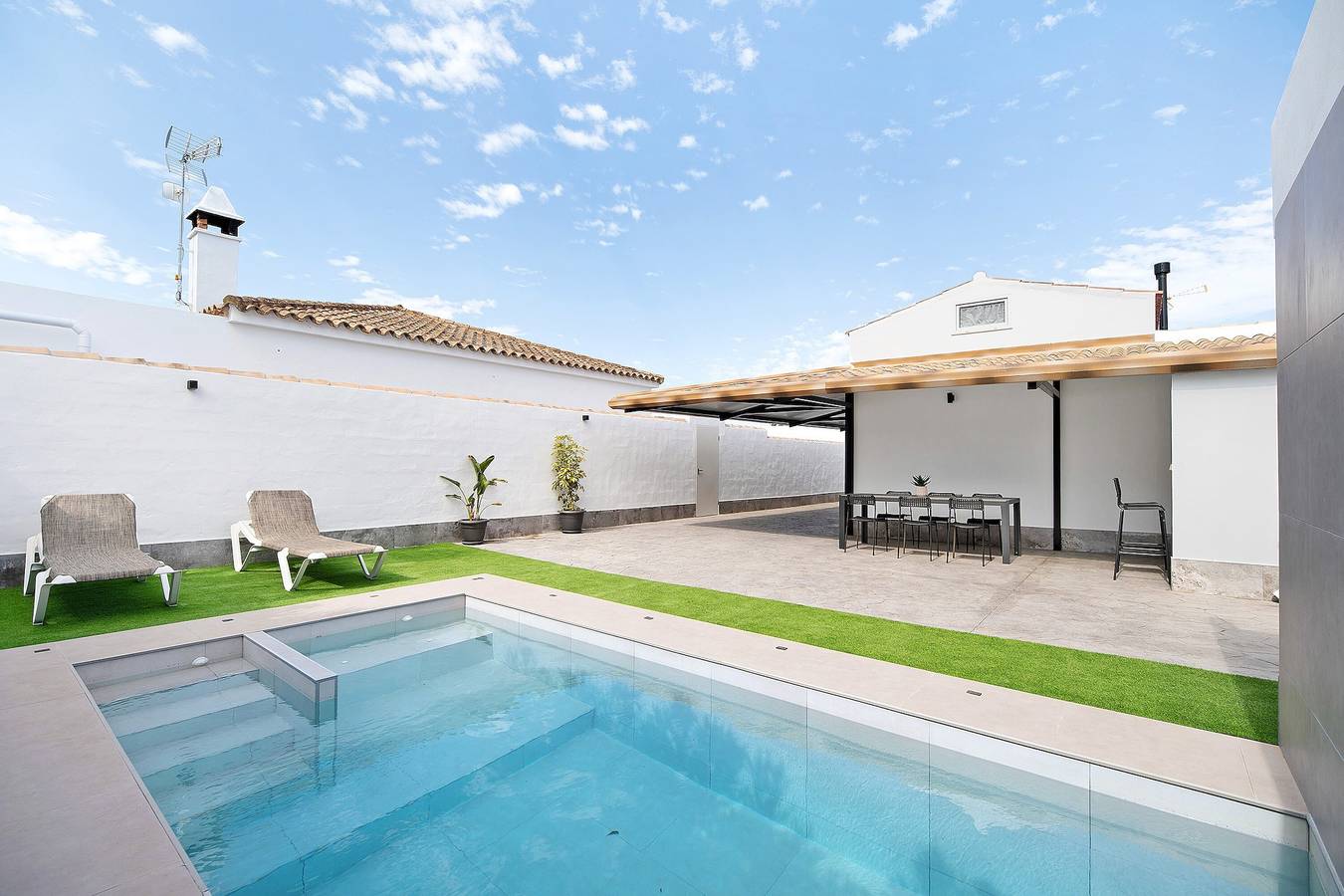 Casa de vacaciones 'Casa Ferro' cerca de la playa con piscina, jardín y Wi-Fi in Playa La Barrosa, Chiclana de la Frontera