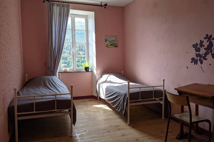 Grande chambre d'hôtes double pour familles in Montaillou, Ariège
