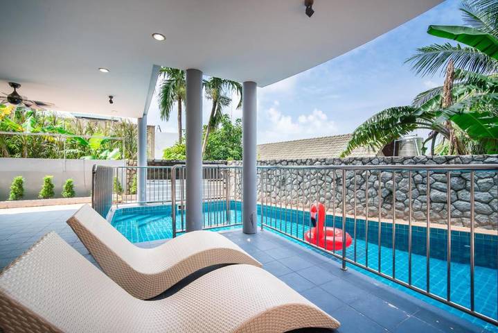 Villa für 8 Personen, mit Balkon und Ausblick sowie Pool in Phuket