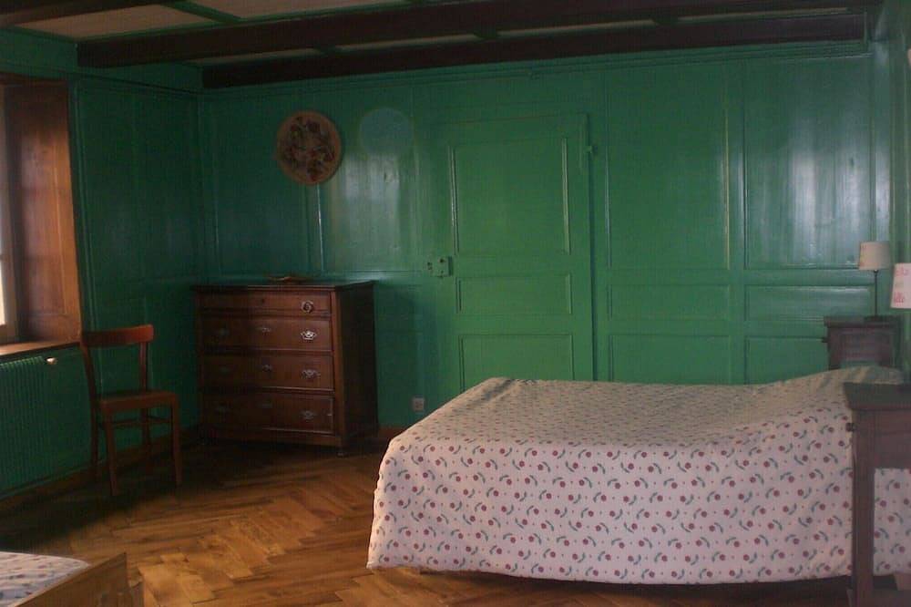 Ganze Wohnung, Alte renovierte Comtoise-Farm in La Chenalotte, einem Dorf 20 km von der Schweiz entfernt in La Chenalotte, Doubs