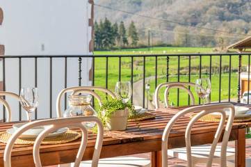 Casa rural para 16 personas, con jardín además de vistas y terraza en Valle de Baztan