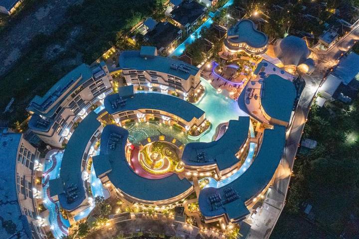 Resort för 10 Personer, med trädgård samt barnpool och bastu och pool på Kata Beach