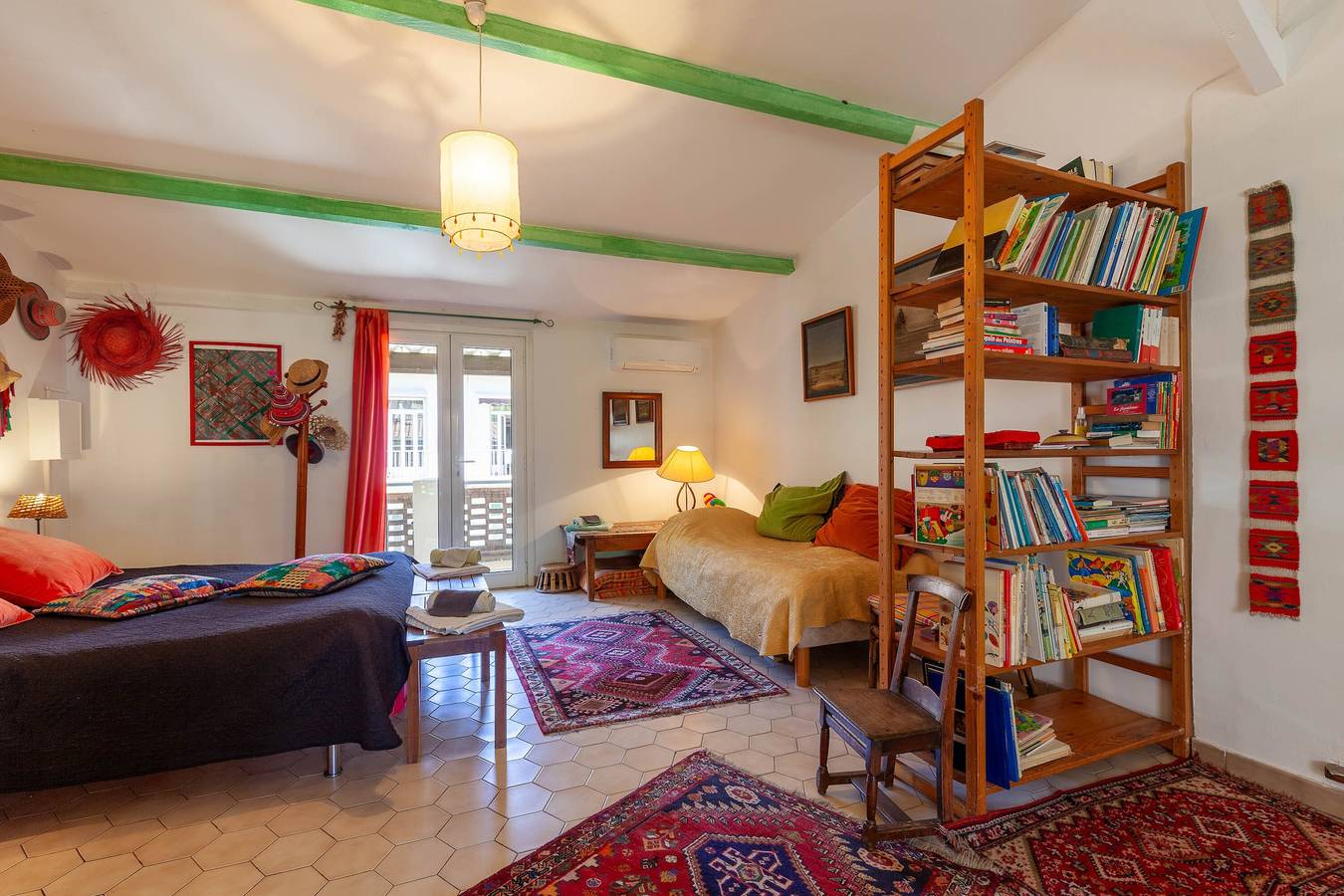 Habitación de huéspedes «Les Citronniers - Chapeaux» con terraza compartida, Wi-Fi y aire acondicionado in Marsella, Marsella region
