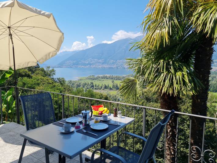 Ferienwohnung für 2 Personen, mit Balkon und Terrasse sowie Ausblick und Seeblick in Gambarogno