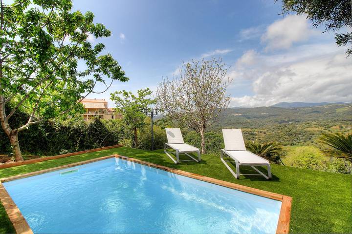 Gîte pour 4 personnes, avec Terrasse et Jardin ainsi que Piscine et Vue à Sant'Andréa-d'Orcino