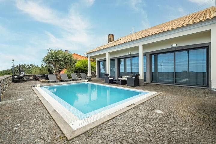 Location de vacances pour 6 personnes, avec Balcon ainsi que Jardin et Piscine dans Achadas da Cruz - 2