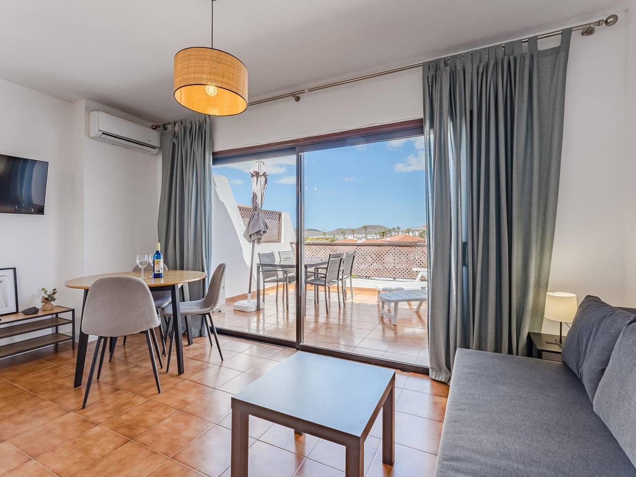 Apartamento vacacional entero, Apartamento junto a la playa con piscina, balcón y WiFi in Las Adelfas, San Miguel de Abona