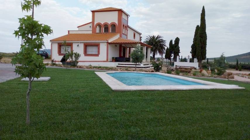 Casa rural para 8 personas, con piscina además de jardín y vistas, Se admiten mascotas en Cabeza del Buey