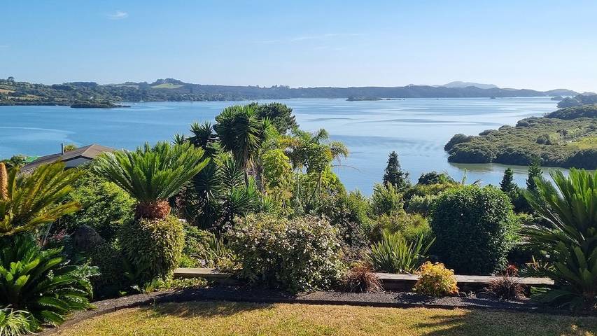 Holiday home for 7 people, with hot tub and garden as well as terrace in Kerikeri
