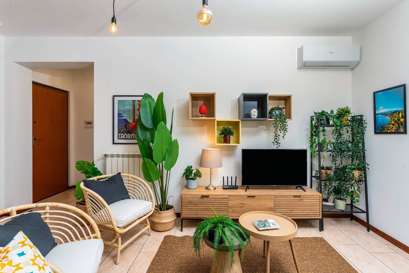 Appartamento intero, Appartamento 'Home Centrum 2' con vista mare, Wi-Fi e aria condizionata in Giarre, Catania e dintorni