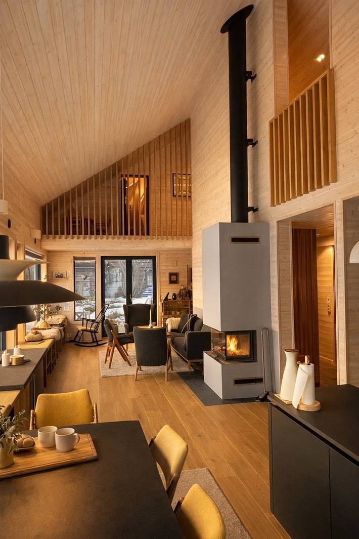 Wunderschöne architektonische Linien am Ufer des Vågslidvatnet in Vinje