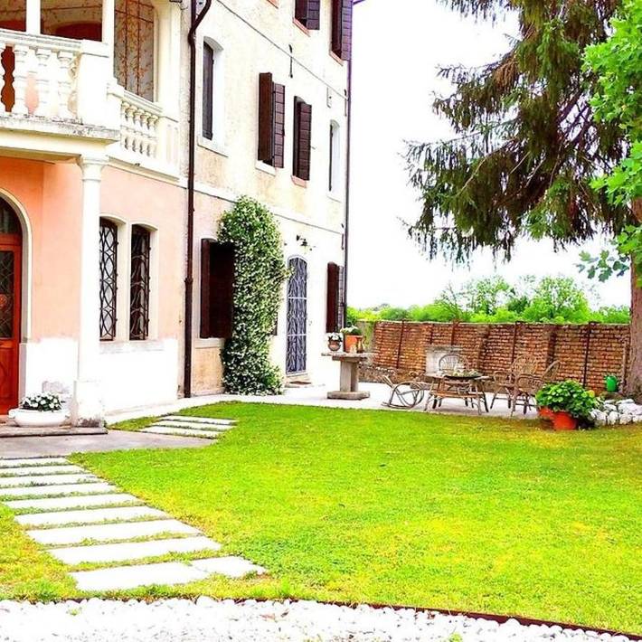 Cottage pour 3 personnes, avec balcon ainsi que vue et jardin à Caneva (Italie)