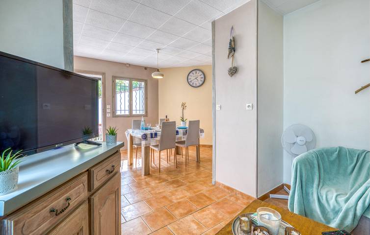 Cozy Beachside Apartment with Washer, TV & Parking Spot in Meschers-sur-Gironde, Rochefort region