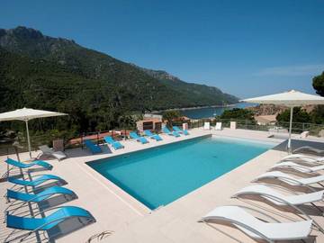 Gîte pour 2 personnes, avec vue ainsi que piscine et jardin dans Port De Porto Ota