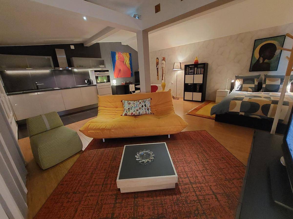 Appartement entier, Studio Apartment with Terrace and Lake View in Neuchâtel, Lake Neuchâtel