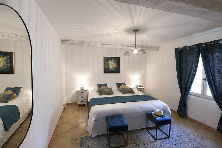 Gîte pour 4 personnes, avec Terrasse ainsi que Jardin et Piscine à Roussillon - 2