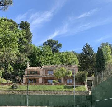 Location de vacances pour 21 personnes, avec balcon et vue ainsi que jardin et piscine à Loriol-du-Comtat