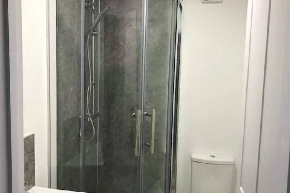 Double-Standard-Sdb privée avec douche in Oxford, Oxfordshire