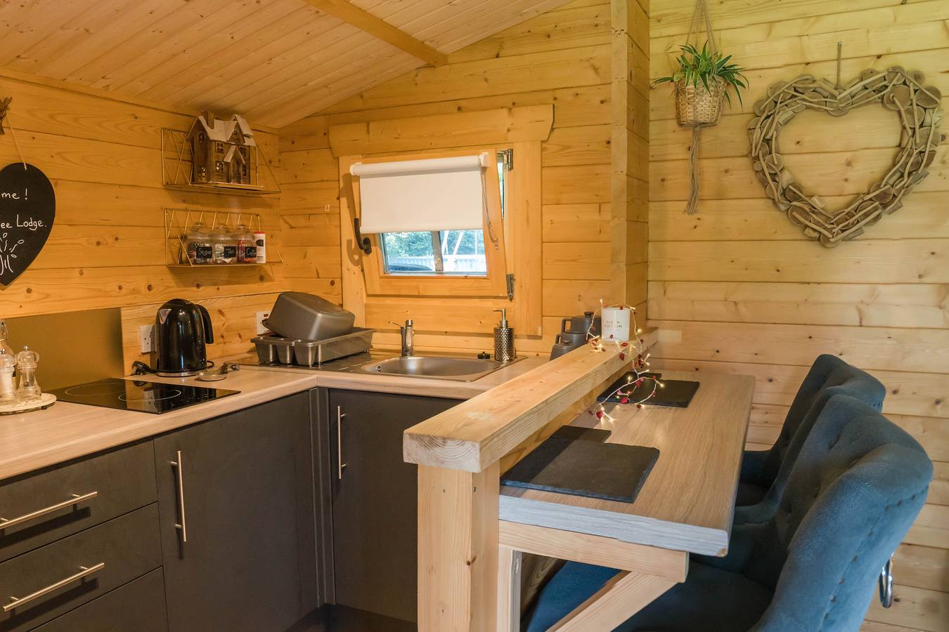 Cabin for 2 - Wood Burning Hot Tub & Fire in South Lanarkshire