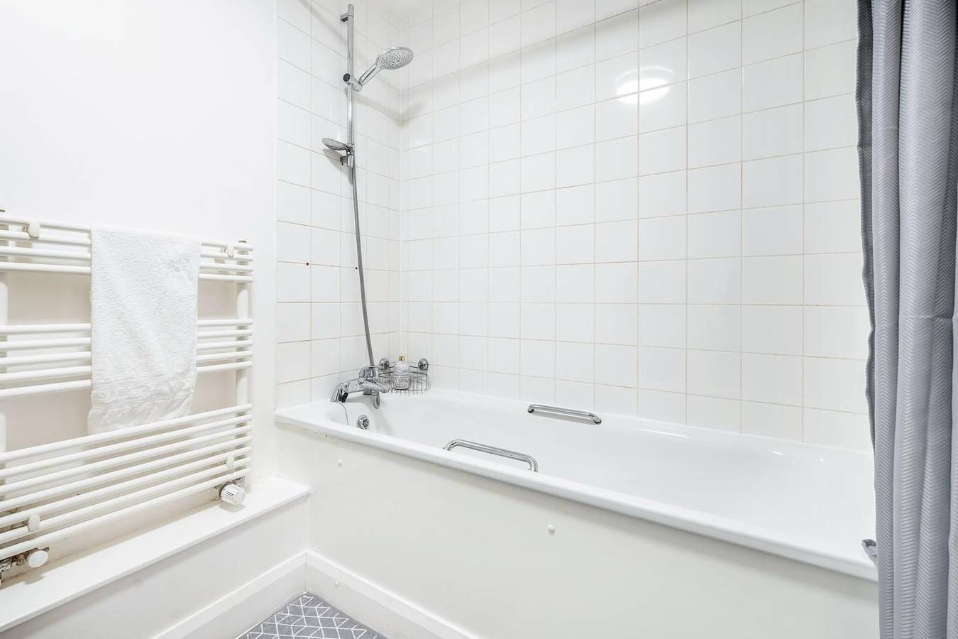 Entire holiday apartment, Luxury Central London Balcony 1-Bed Apt w/ Parking in Southwark, London
