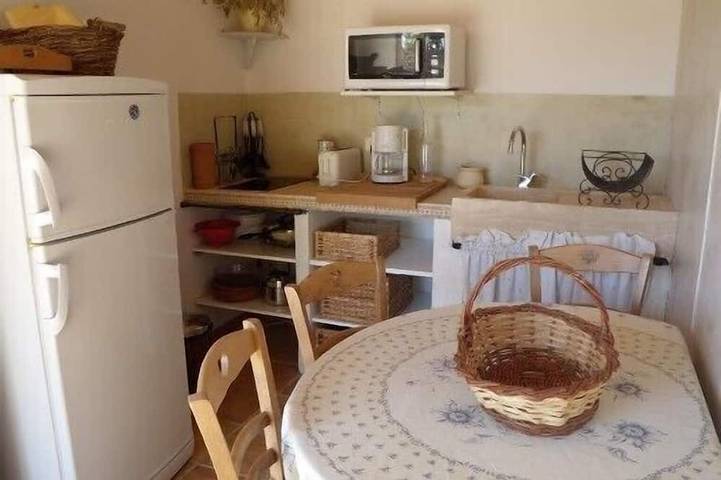 Entire apartment, Small Provence farm with pool, elegant accommodations in Joucas, Parc naturel régional du Luberon