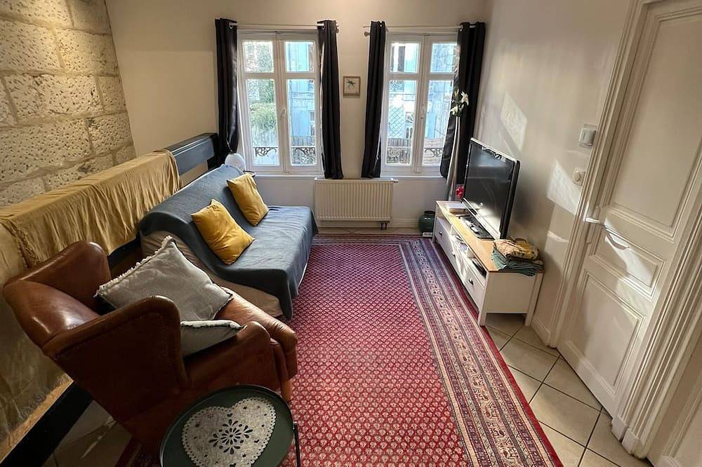 Quiet house in town center, reserved parking in Saintes, Saintes region