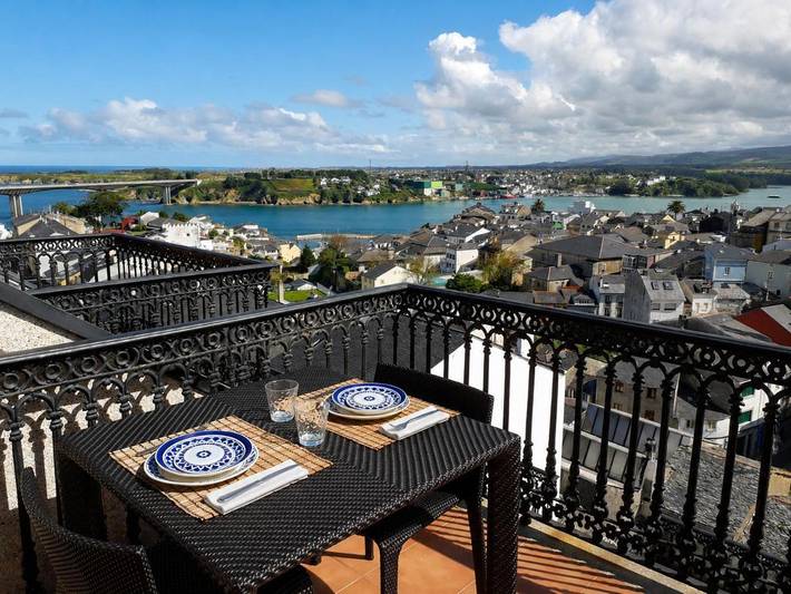 Apartamento para 4 personas, con Balcón y Terraza además de Piscina y Vistas en Ribadeo