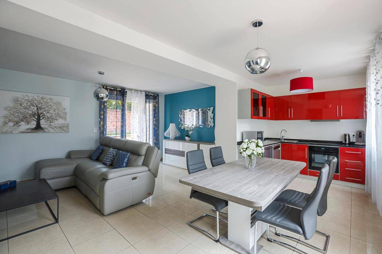 Appartement entier, Logement 004 a 300m de la gare Mantes la jolie in Mantes-la-Jolie, Yvelines