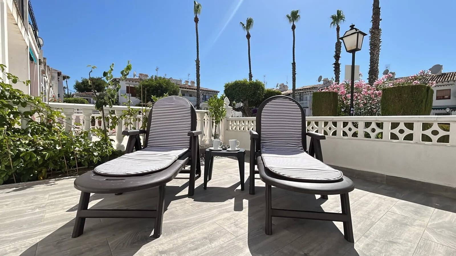 Appartement entier, Appartement "Bungalow 58" avec piscine partagée, Wi-Fi et climatisation in Torrevieja, Costa Blanca