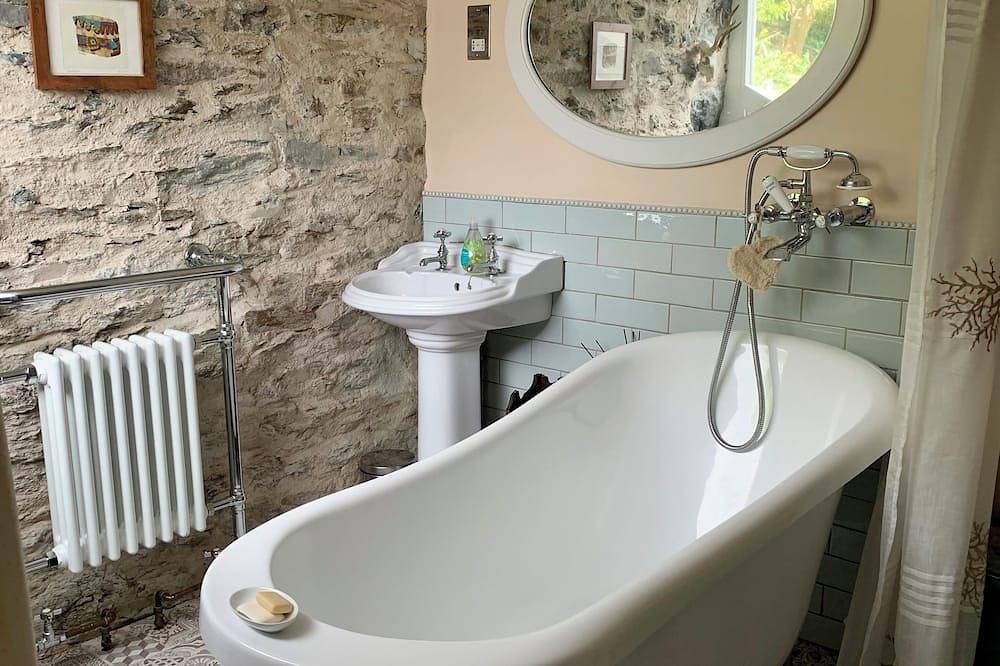Entire apartment, 2 double-bedroomed Bijou Apartment with Enchanting Secluded Garden in Ashburton, Dartmoor