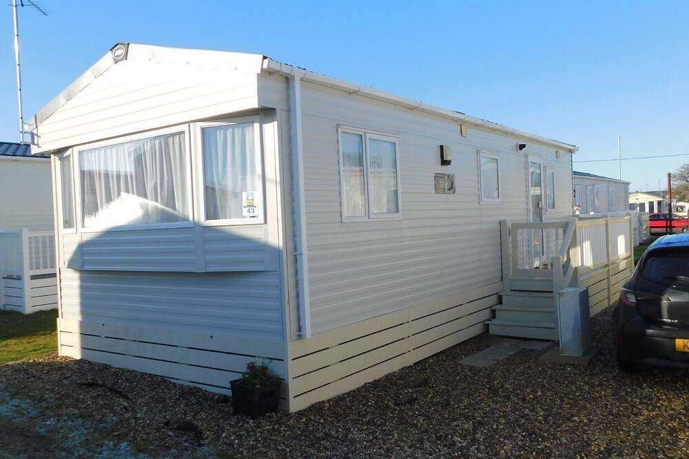 Felixstowe Sea Views. Cosy 2-bedroom static caravan, parking, wifi, in Felixstowe, Suffolk