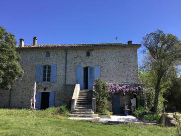 Chambre d’hôte pour 2 personnes, avec jardin ainsi que vue et piscine dans le Gard