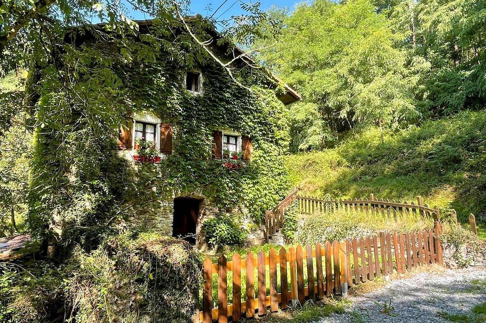 Casa Rural Garata: Casa tradicional con vistas a la montaña, terraza privada y Wi-Fi in Aranaz, Pirineos