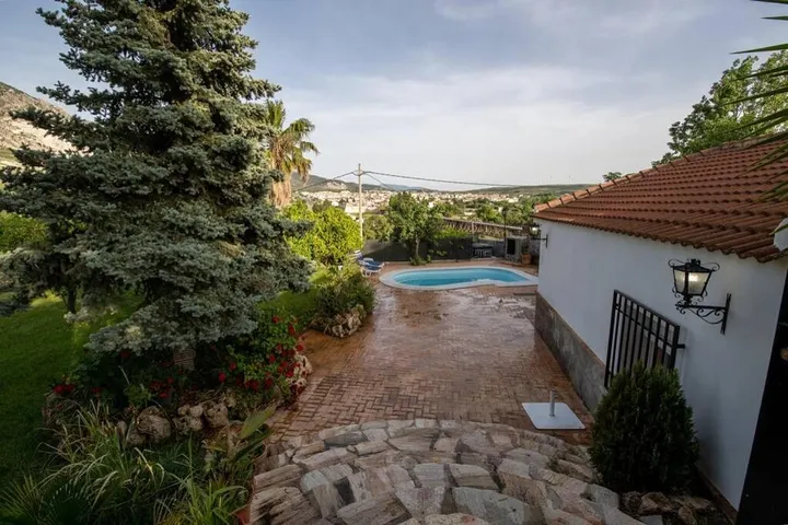 Casa de vacaciones para 3 personas, con vistas además de jardín y piscina, Se admiten mascotas - 1