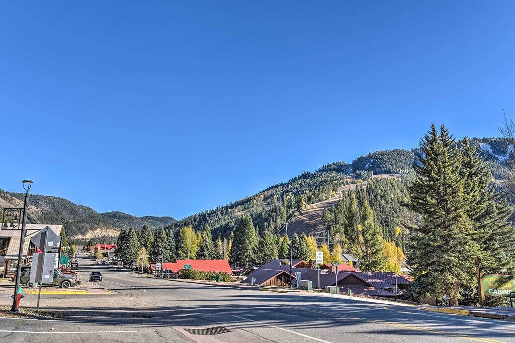 Ganze Wohnung, Walk to Ski Slopes! Red River Condo w/ Fireplace in Red River, Taos County