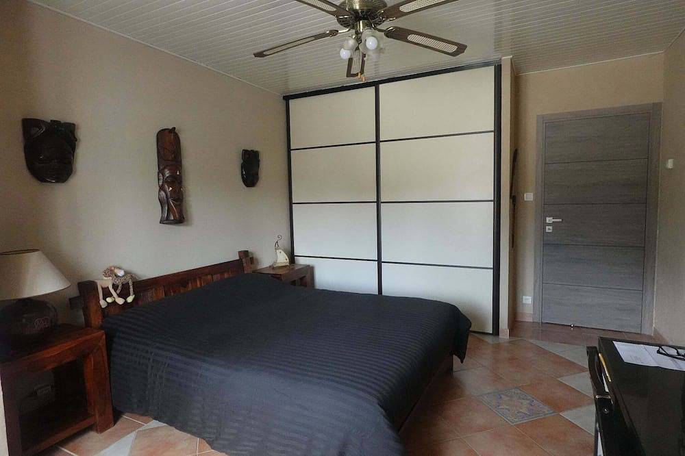 Family villa with pool in the heart of Provence. Sleeps 8. Sun and idleness in Besse-sur-Issole, Brignoles region