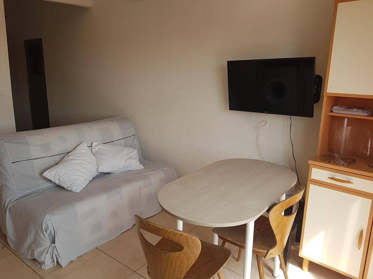 Appartement entier, Joli Appartement, terrasse plein sud in Roquebrun, Région de Béziers