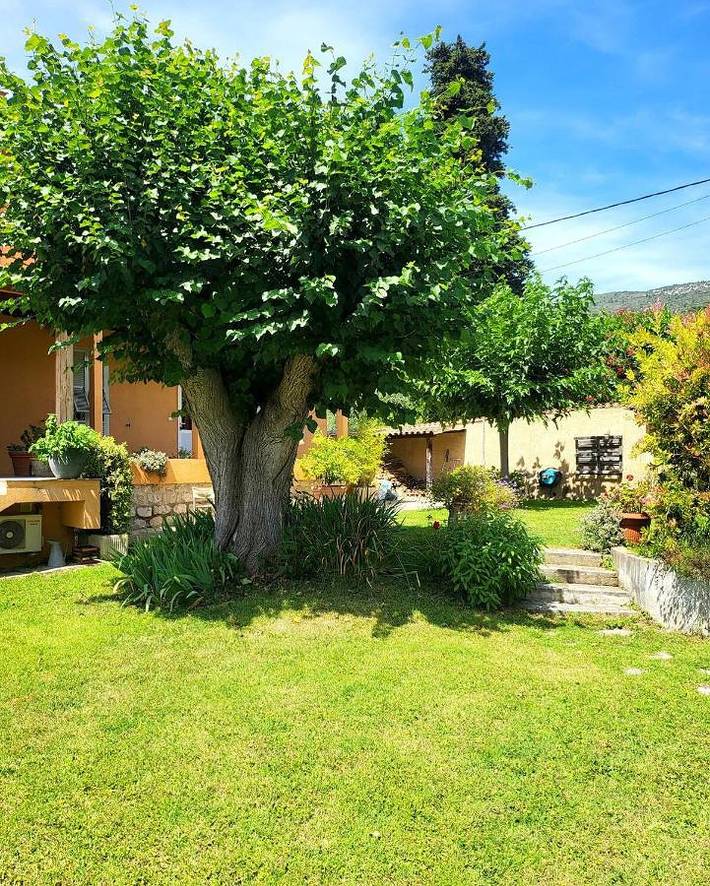 Gîte pour 4 personnes, avec piscine et jardin, animaux acceptés à Tourrette-Levens