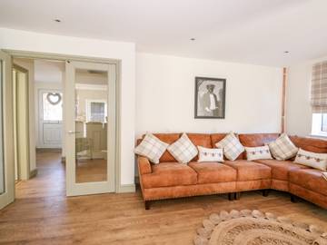 Log Cabin for 6 People in Woodhall Spa, Lincolnshire, Photo 3