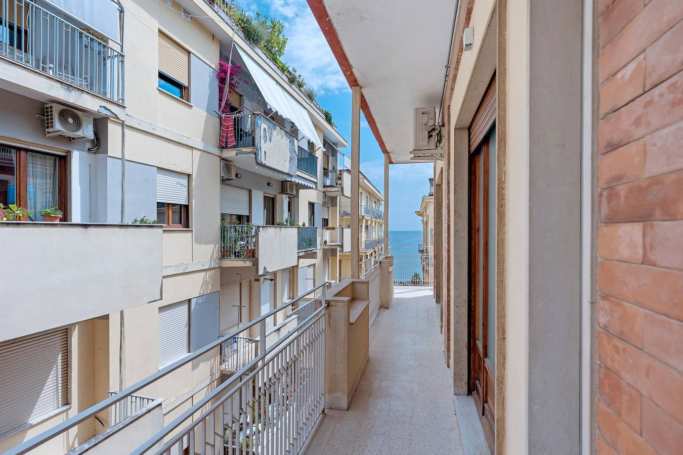 Camera Le Ali Di Salerno – Fenicottero mit Gemeinschaftsterrasse, Wlan & Klimaanlage in Spiaggia Santa Teresa, Salerno