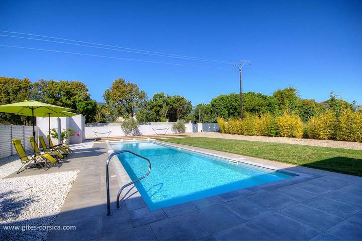 Gîte pour 4 personnes, avec Terrasse et Jardin ainsi que Piscine et Vue à Castellare-di-Casinca