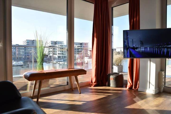 Ferienwohnung für 4 Personen, mit Balkon und Terrasse sowie Seeblick und Ausblick rund um die Havenwelten