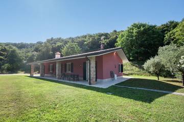 Ferienwohnung für 8 Personen, mit Garten und Seeblick sowie Pool in Garda