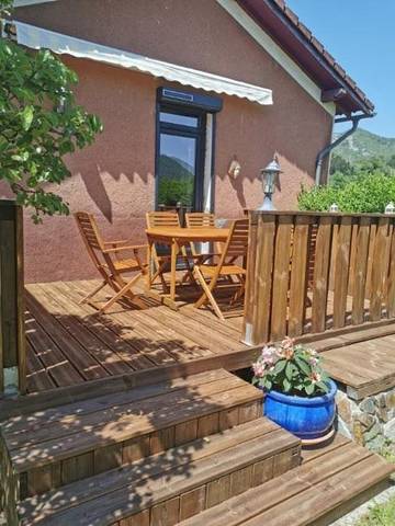 Gîte pour 4 personnes, avec vue ainsi que piscine et jardin à Esbareich