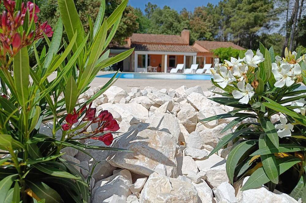 Les Volets bleus : Charmante villa à 400 m du centre du village Piscine chauffée in Uchaux, Vaucluse