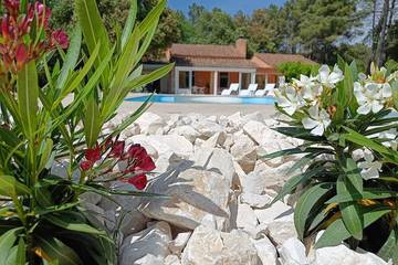 Cottage pour 8 personnes, avec terrasse et jardin à Uchaux