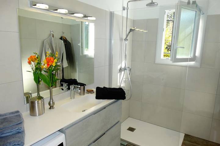 Location de vacances pour 4 personnes, avec terrasse ainsi que jacuzzi et jardin à Maubec - 4