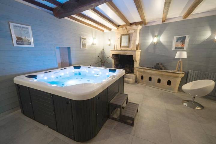 Location de vacances pour 3 personnes, avec Terrasse et Jacuzzi ainsi que Jardin et Sauna à Pont-l'Abbé-d'Arnoult