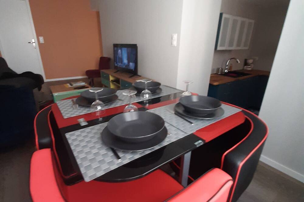 Appartement entier, \" Les Hauts De Bourg \" Apt 102 T2 Cosy de 45 m2, 1 ch avec écran plat in Bourg-Saint-Andéol, Privas (arrondissement)