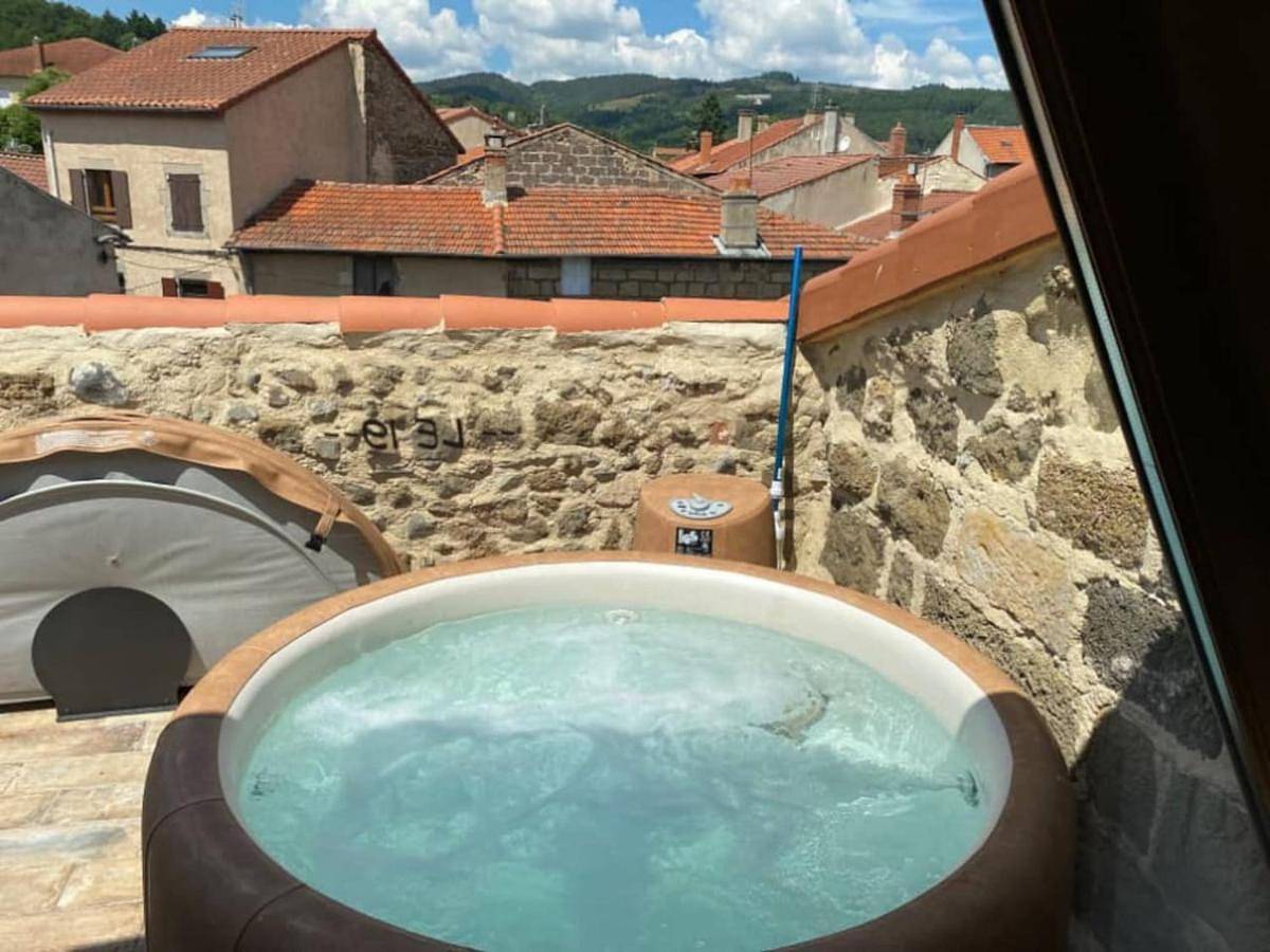 Le 19 - 38m2 Terrasse Jacuzzi - Centre Historique - Clim in Langeac, Haute-Loire